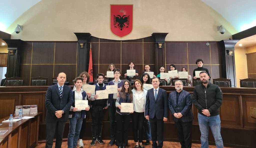 Seancë debati midis gjimnazeve të Tiranës "Petro Nini Luarasi" dhe "Qemal Stafa"